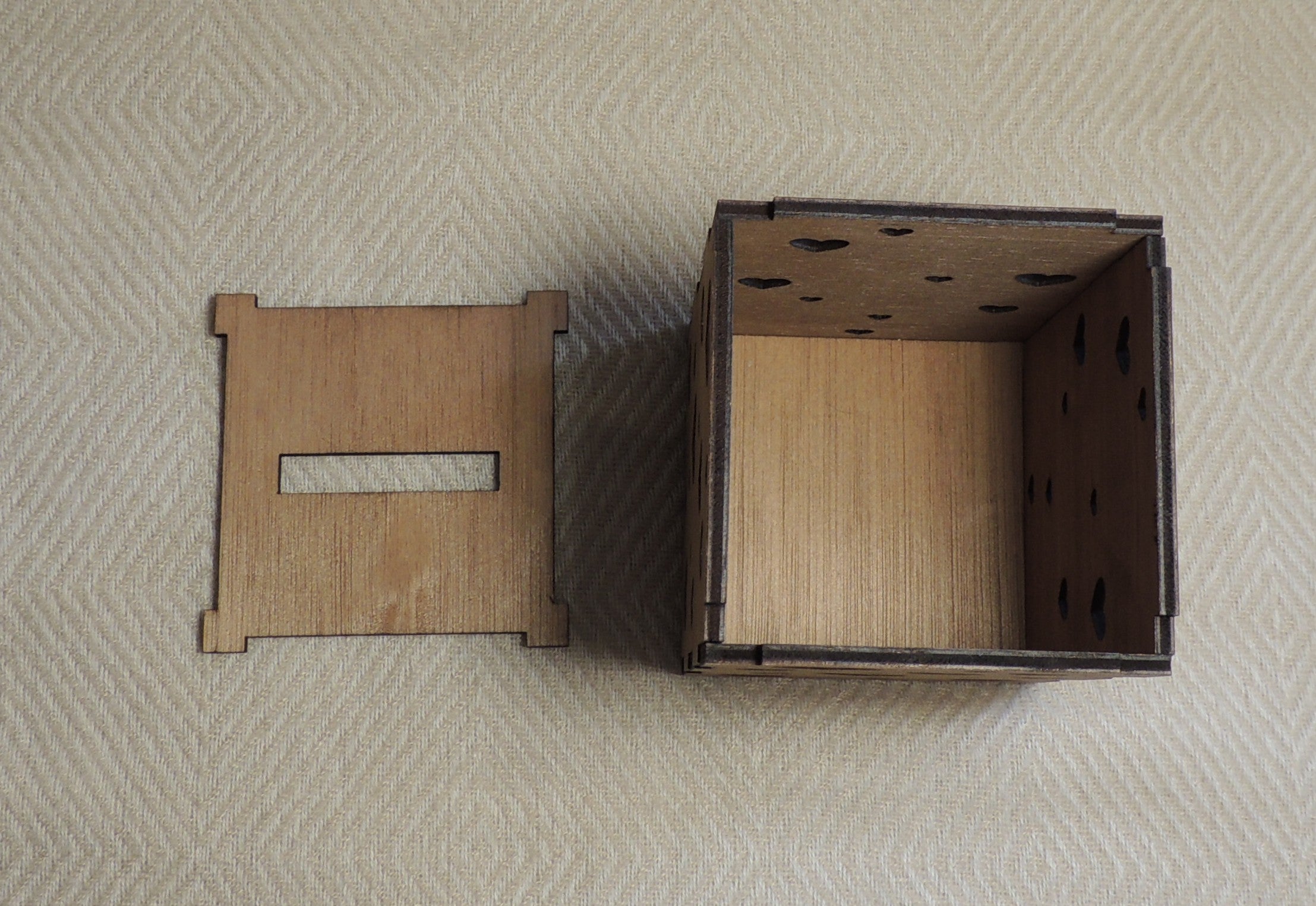 Tirelire en bois design naturel et bien être au choix à personnaliser